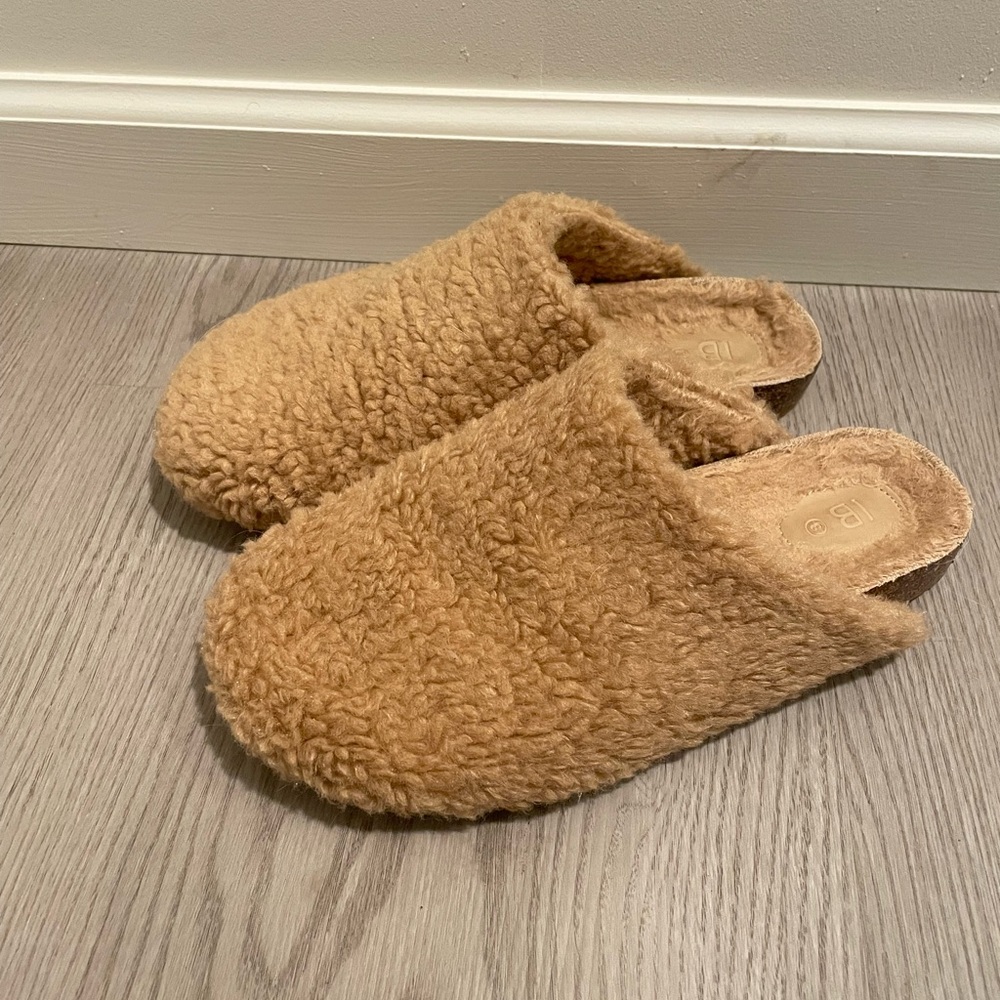 Intentionally Blank Apres Faux Sherling Fuzzy Slippers Tan Womens Ladies size 8